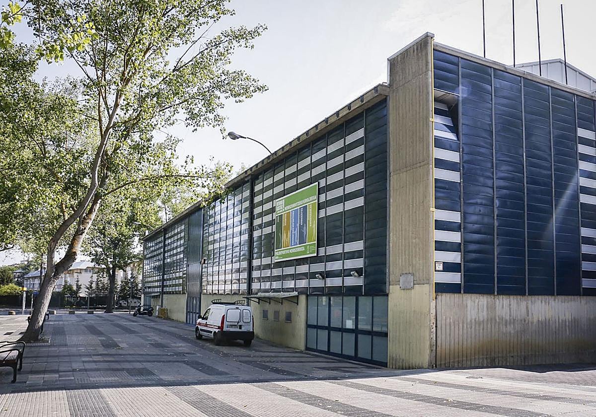 Fachada principal del pabellón de Mendizorroza, en Vitoria.