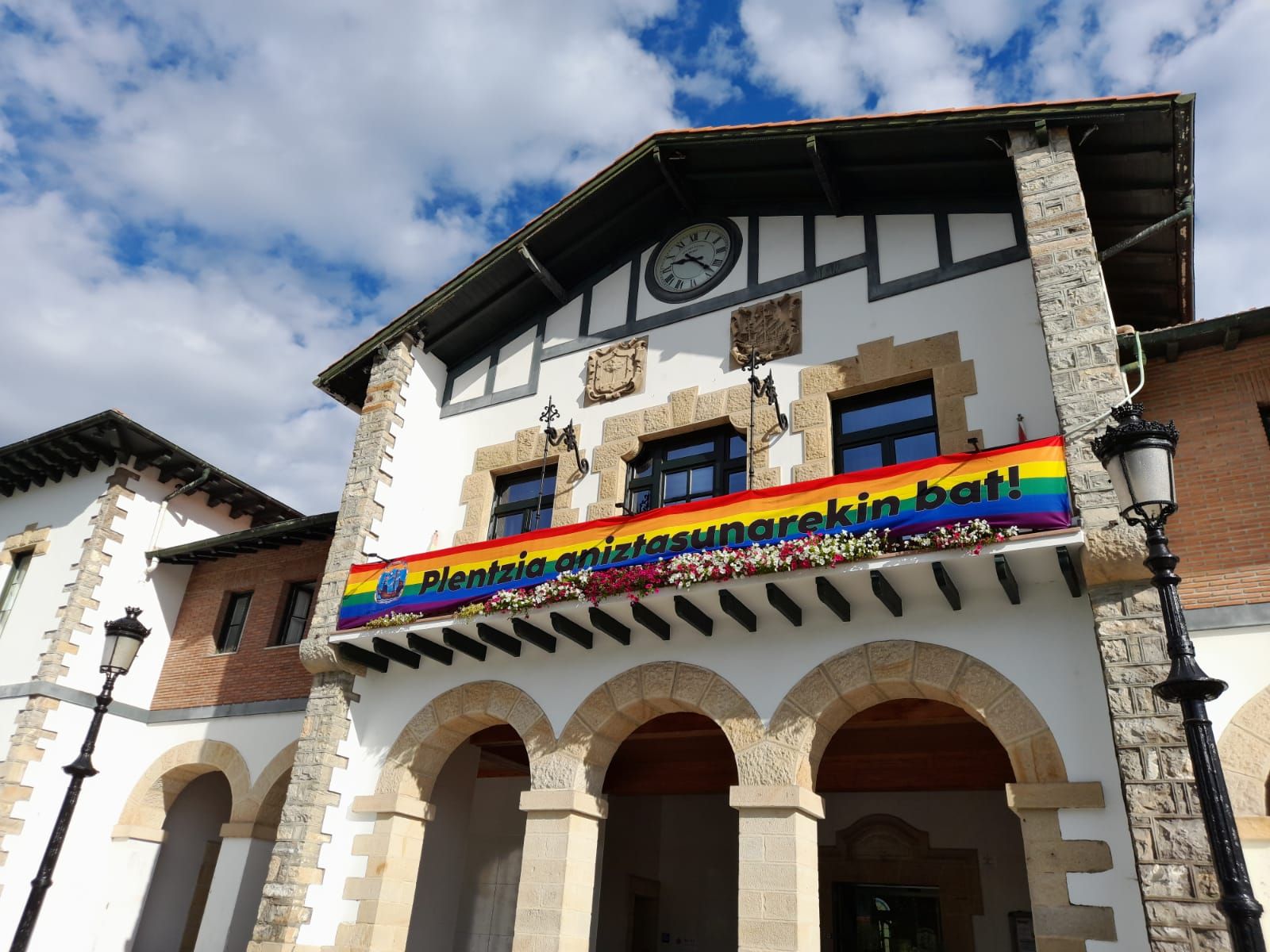 La bandera LGTBI+ se muestra en el Ayuntamiento de Plentzia el Día del Orgullo de 2022.