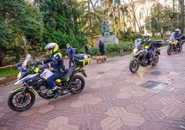 Policías locales avanzan en moto por una calle de Vitoria.