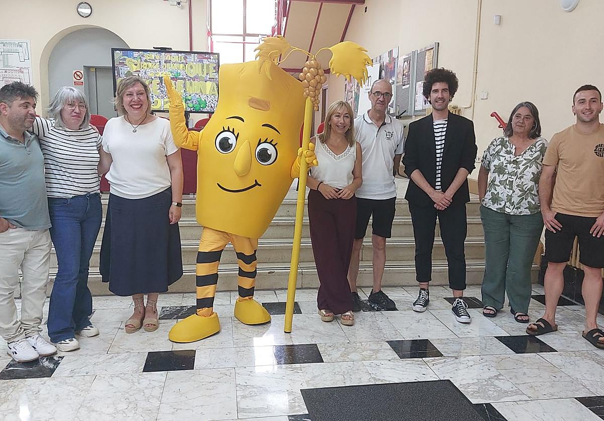 La alcaldesa y la edil de Cultura arropan a la pregonera, al txupinero y a la nueva mascota festiva, 'Jarritxu', diseñada por Iván Miñambres.