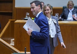 El lehendakari, Imanol Pradales, y la consejera de Autogobierno, Maria Ubarretxena.