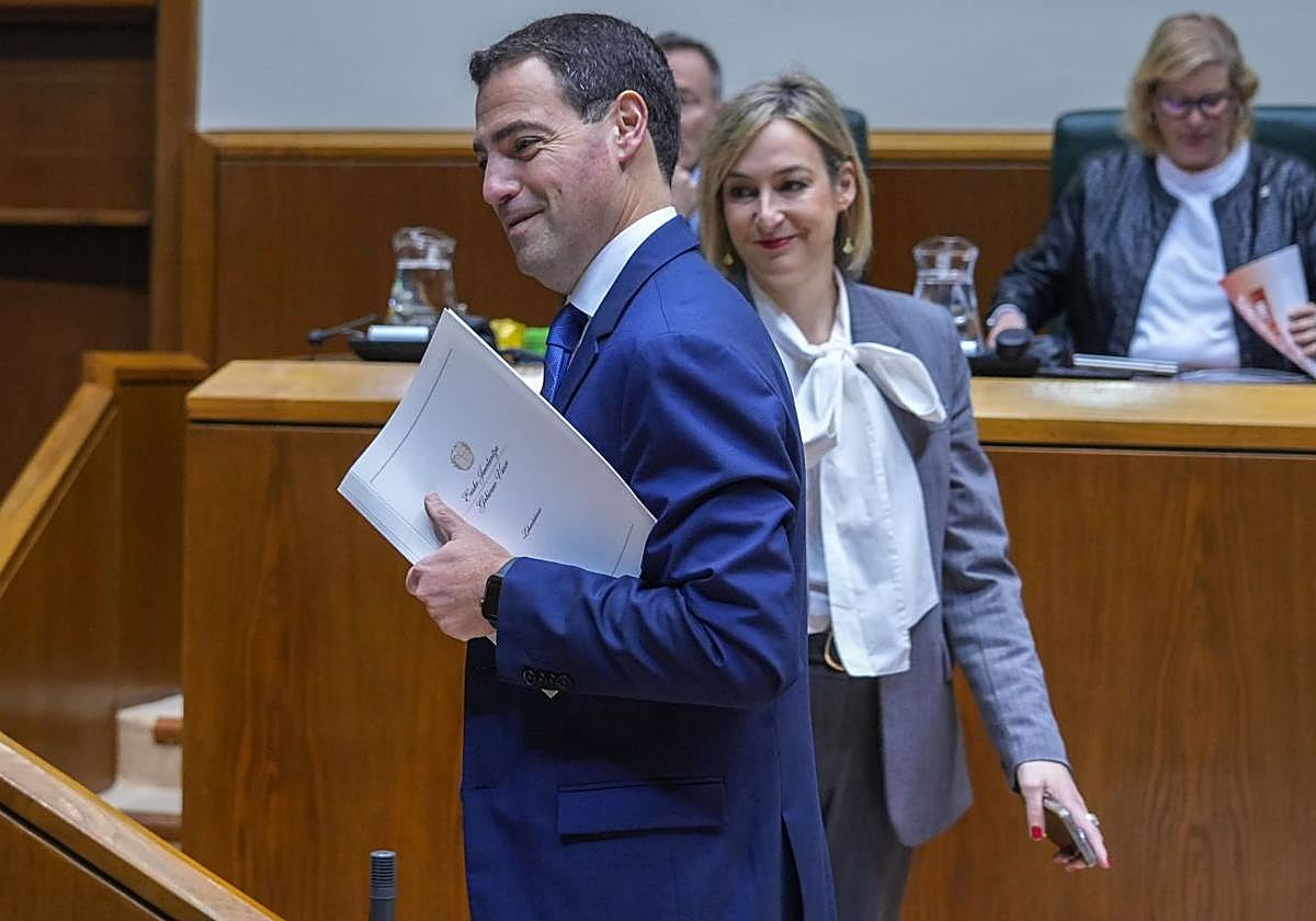 El lehendakari, Imanol Pradales, y la consejera de Autogobierno, Maria Ubarretxena.