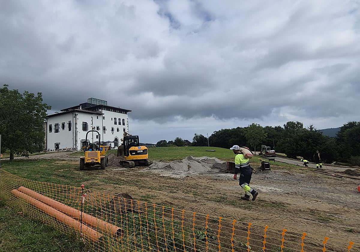 Las obras de reorganización del espacio exterior de la torre Madariaga, en Busturia, se prolongarán hasta el año que viene y costarán 1,5 millones de euros.