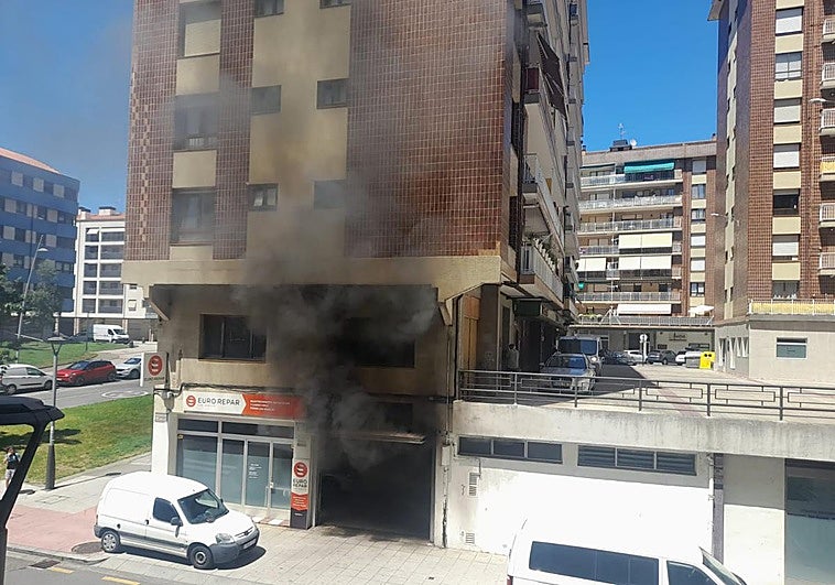 Imagen del taller de coches incendiado en la calle Dolariaga de Bermeo.