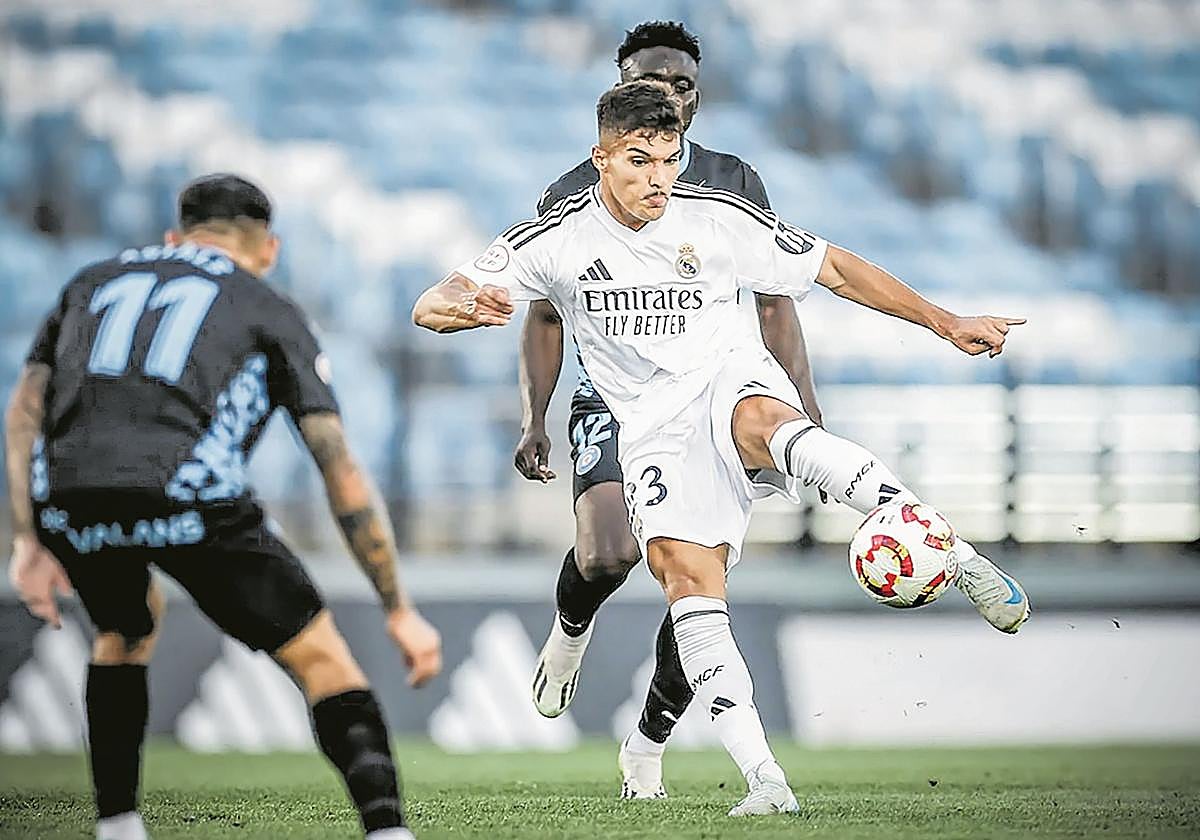 Yusi, en la imagen disparando a puerta con el Castilla, se suma al lateral izquierdo del Alavés para este curso