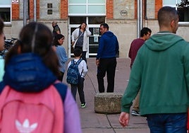 Estudiantes a la entrada de un colegio.