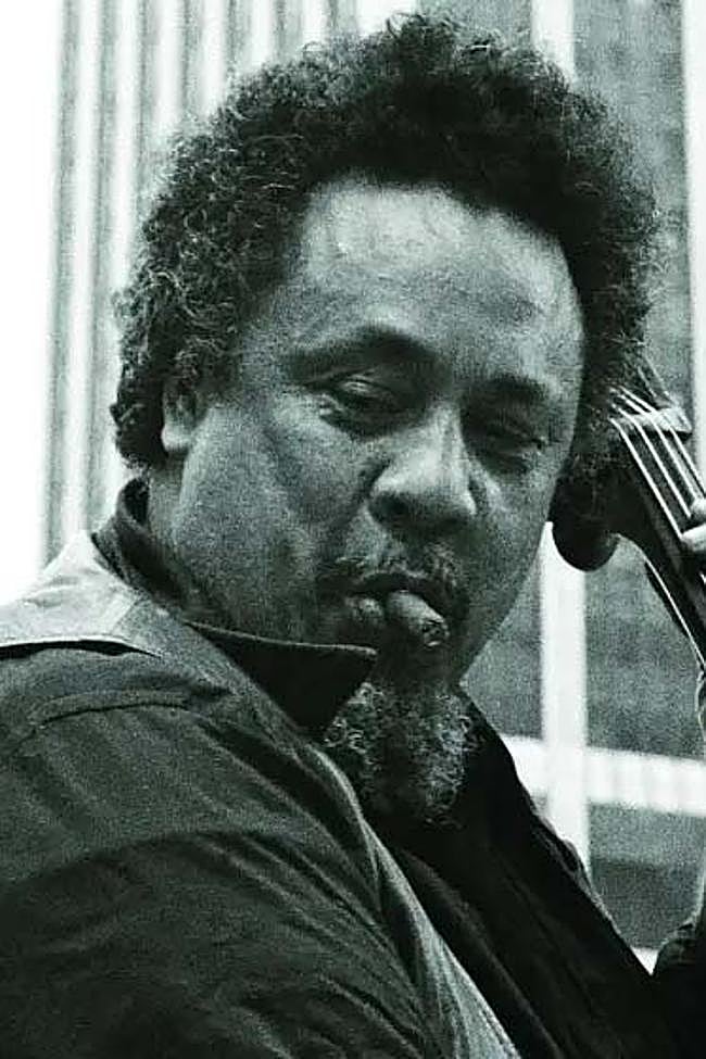 Charles Mingus marca la pauta con su contrabajo.