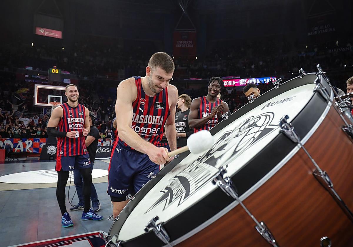 Rogkavopoulos golpea el bombo después de un triunfo del Baskonia en el Buesa Arena en la última temporada.