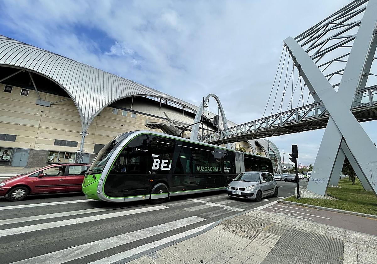El BEI a su paso por la calle Zaramaga, enfrente del centro comercial El Boulevard.