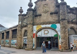 El edificio está ubicado en el casco viejo de la localidad.