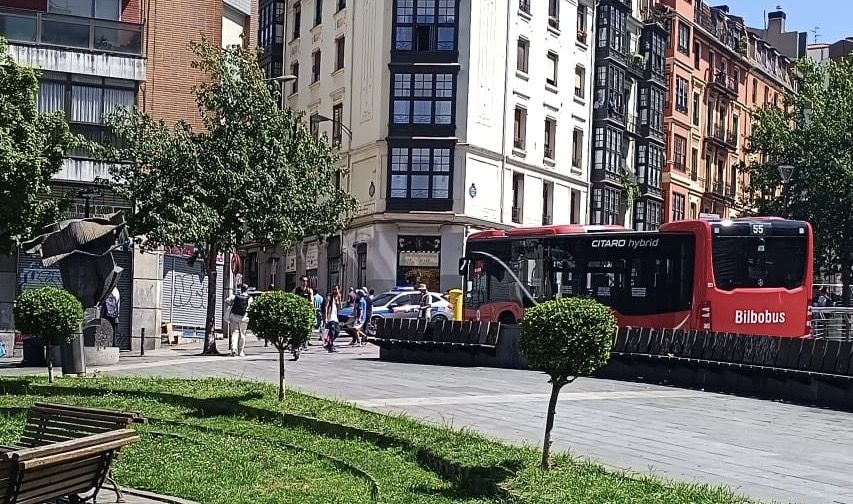 La Policía Municipal de Bilbao ha cortado el tráfico durante el desarrollo de la operación.