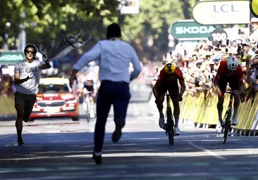 Placan a un espontáneo que se coló en el sprint final de la etapa del Tour en Toulouse