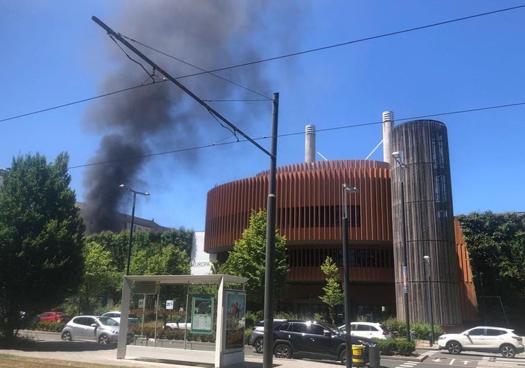 El incendio de una furgoneta en Vitoria genera de nuevo alarma por una gran columna de humo negro