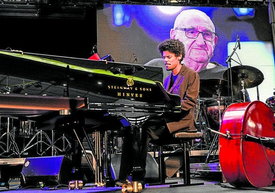 El arranque del festival sirvió un homenaje a Xabier Añua, pionero del baloncesto y del jazz alavés.