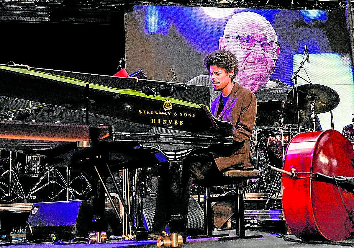 El arranque del festival sirvió un homenaje a Xabier Añua, pionero del baloncesto y del jazz alavés.