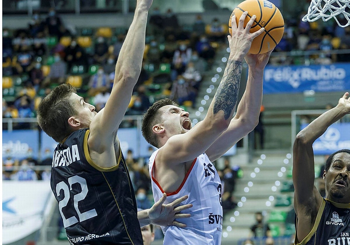 Normantas entra a canasta ante Rabaseda en un encuentro europeo entre el San Pablo Burgos y el Rytas Vilnius en 2021.