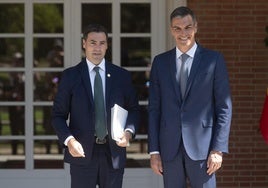 El lehendakari, Imanol Pradales, y el presidente del Gobierno, Pedro Sánchez, este martes antes de su reunión en La Moncloa.