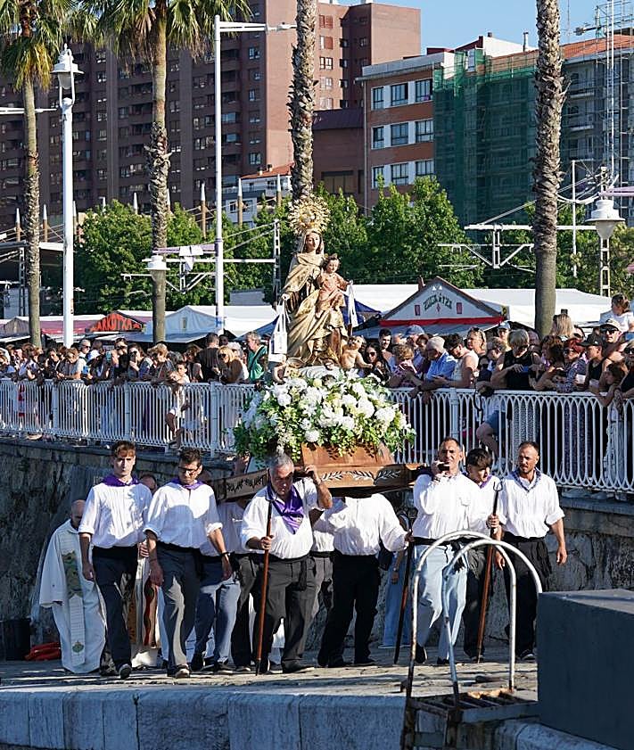 Imagen secundaria 2 - Miles de personas disfrutaron de la procesión.