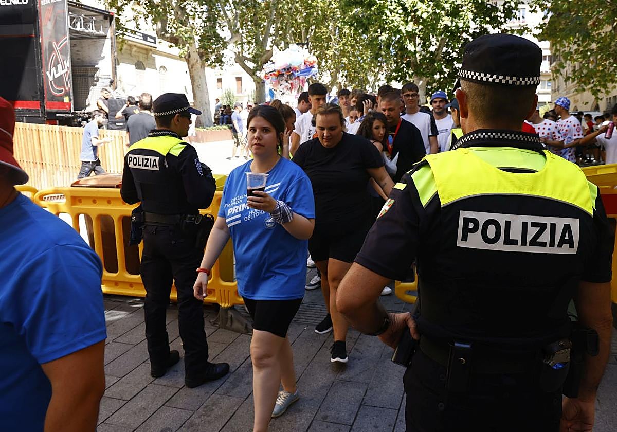 Dos policías locales controlan uno de los accesos a la Virgen Blanca durante el pasado 4 de agosto.