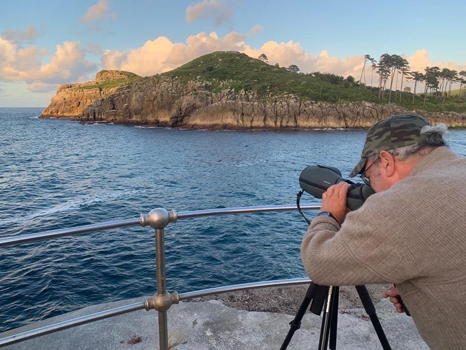 El socio colaborador de Aranzadi, Jon Zubiaur, observa la isla de Lekeitio.