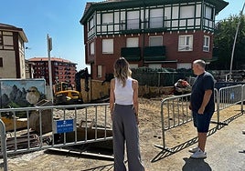 El alcalde, Iñaki Urrutia, y Argiñe de la Cruz, la edil de Obras y Servicios, visitan las obras del grupo San Miguel.