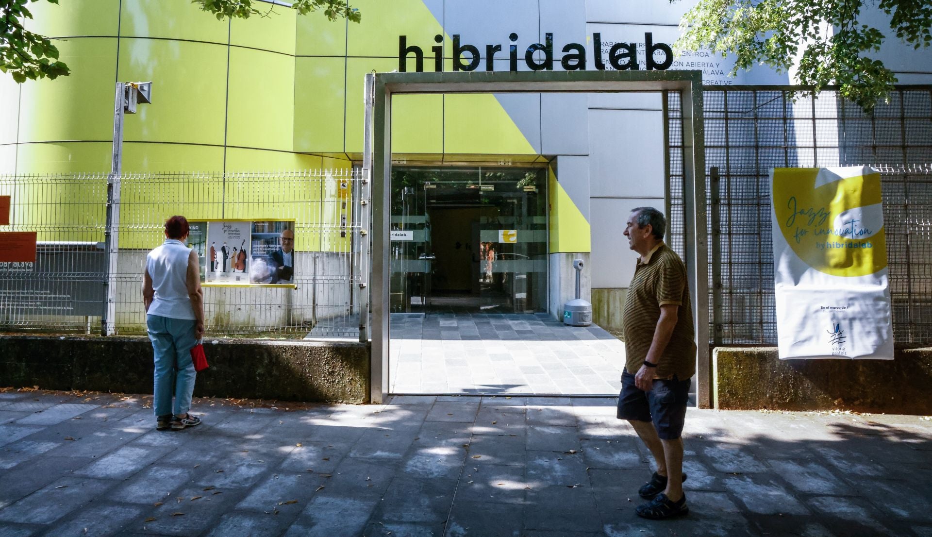 Entrada al centro Hibridalab, en la calle Miguel de Unamuno, en el entorno del Campus de Álava.