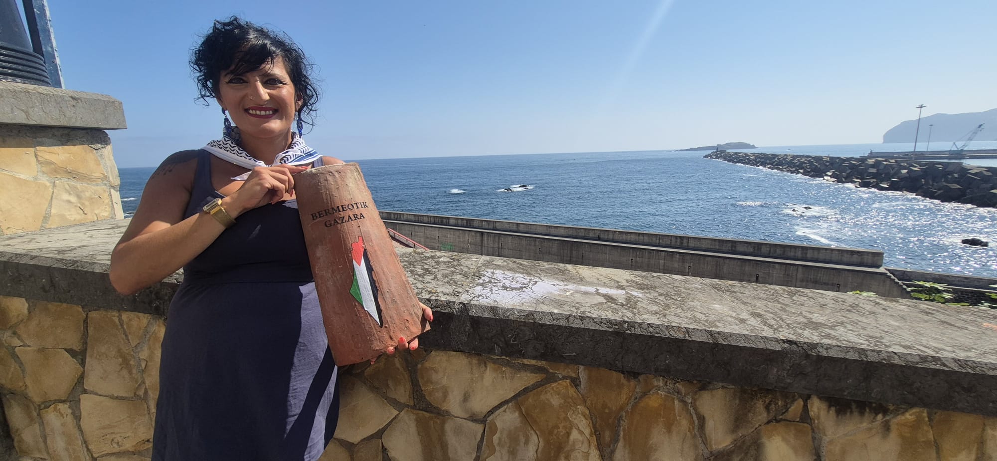 La alcaldesa de Bermeo, Nadia Nemeh, muestra la simbólica teja que este año lanzará al mar en 'Madalenas' para refrendar la posesión de Bermeo sobre la isla de Izaro.