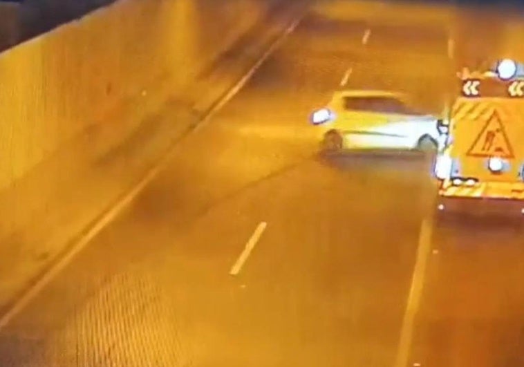 Las cámaras del túnel recogieron el momento en que el coche gira tras tirar él del freno de mano.
