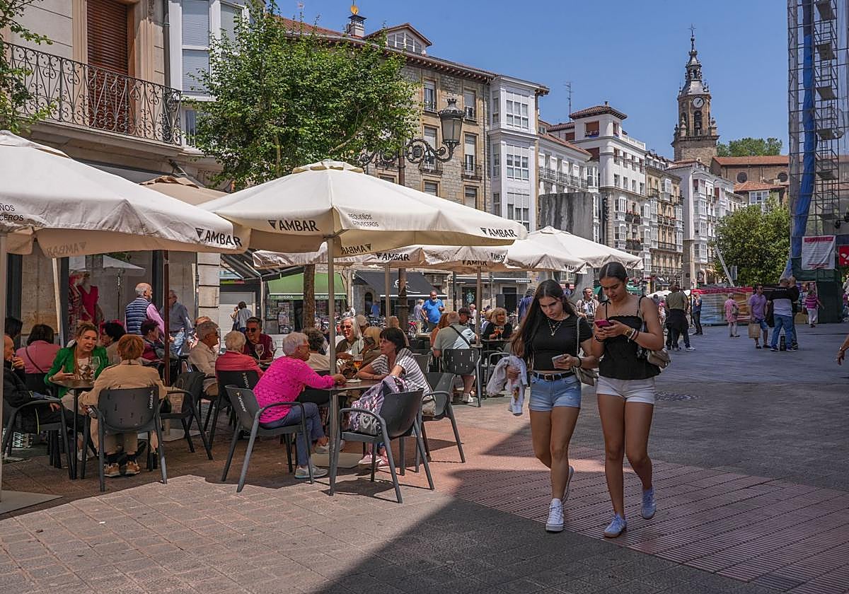 El sector servicios mantiene su subida ganando peso en el País Vasco con 13.800 ocupados más.