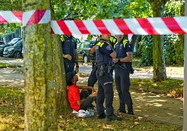 Agentes de policia detienen a un carterista en Paellas de Aixerrota, Getxo