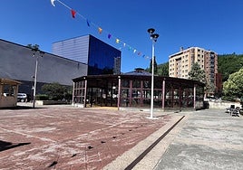 La pérgola de San Pelayo alberga en su interior bancos y elementos de actividad biosaludable.