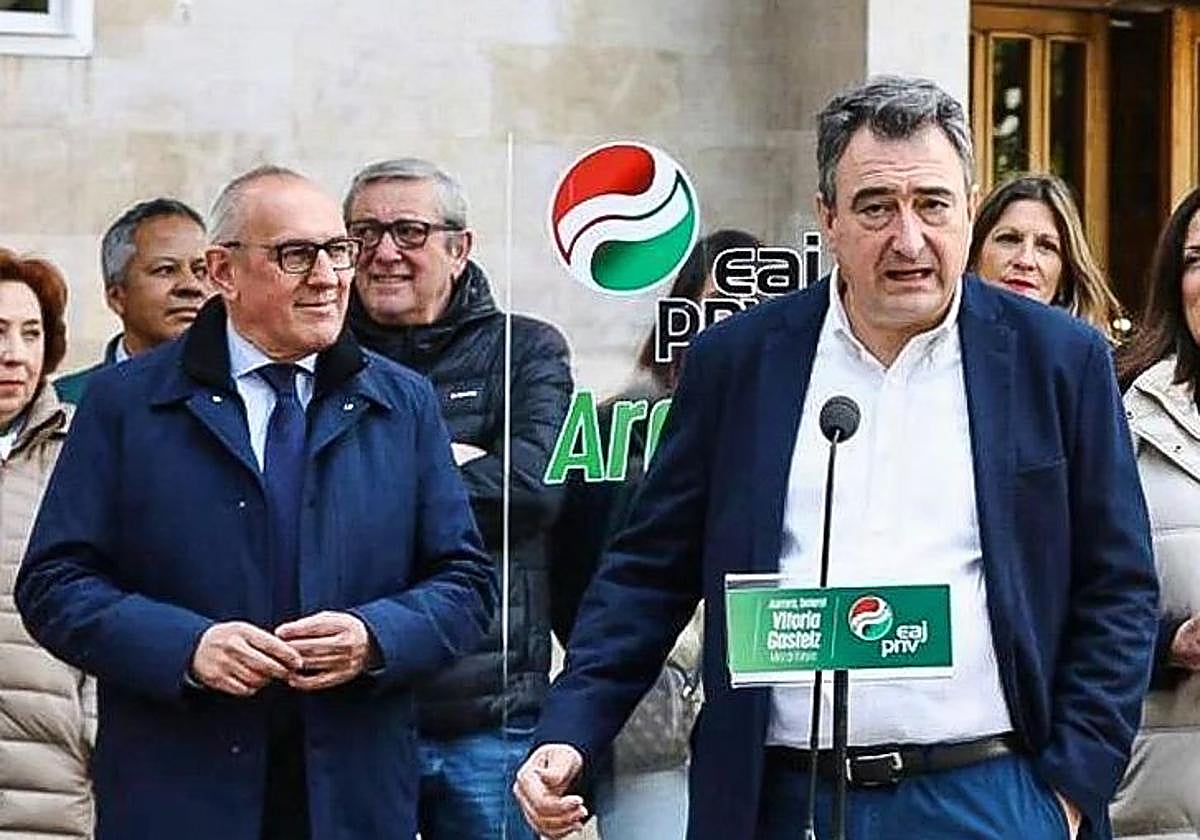 González y Esteban en un acto electoral.