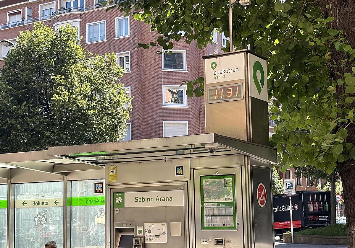 Imagen del reloj de una parada del tranvía de Bilbao.