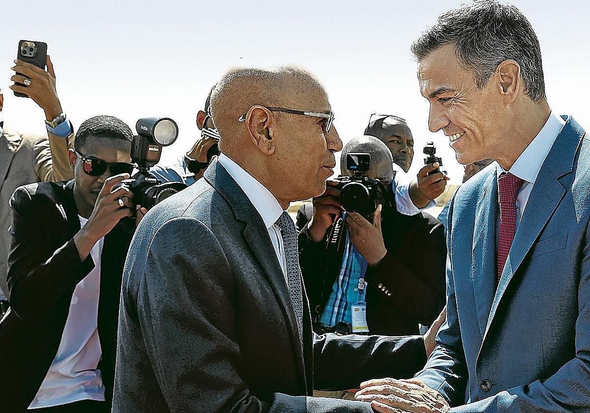 Sánchez saluda al presidente de Mauritania, Mohamed Cheij Ghazuani, nada más bajar del avión en Nuakchot.