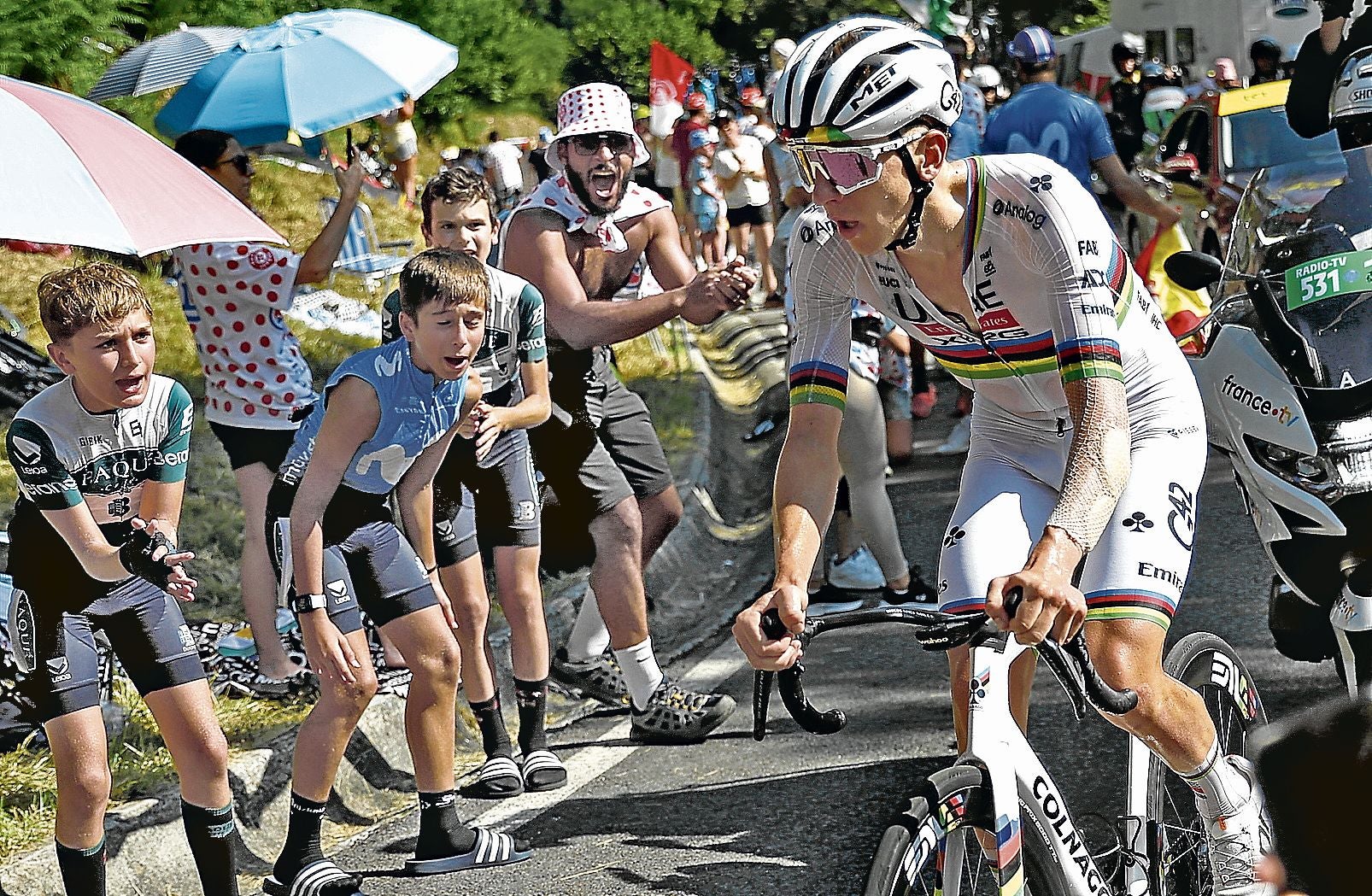 Pogacar dejó atrás a Vingegaard en las primeras rampas de Hautacam y completó una ascensión espectacular.