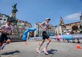 Triatletas a su paso por la plaza de la Virgen Blanca.
