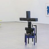 Las obras se despliegan alrededor del visitante y le interpelan con recursos como el trampatojo y la saturación visual a través del color