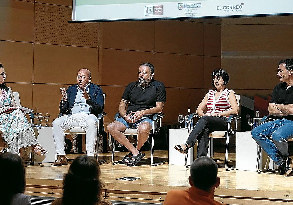 Participantes en la mesa redonda del sector de las bebidas, moderada por Elena Sierra