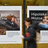 Carteles de hipotecas en una entidad bancaria