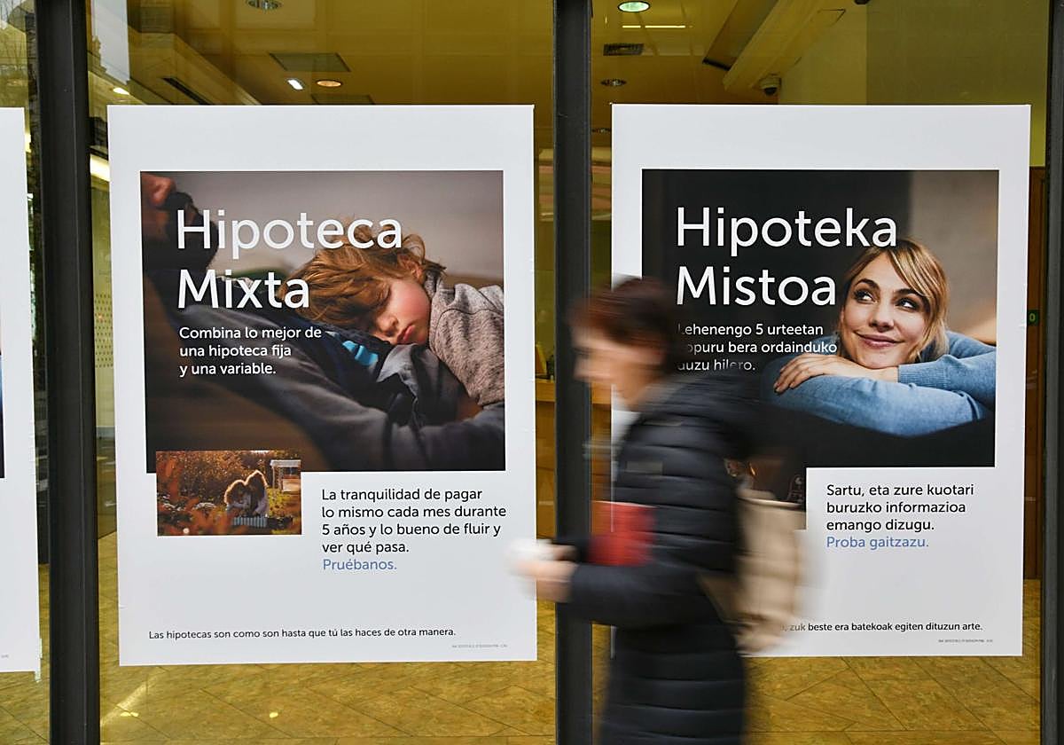 Carteles de hipotecas en una entidad bancaria