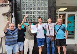 Los trabajadores celebran el acuerdo logrado.