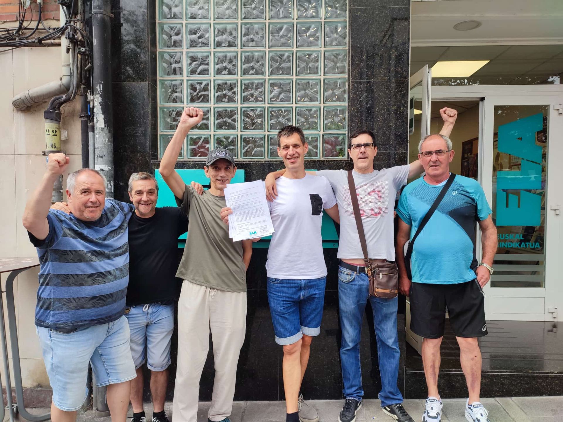 Los trabajadores celebran el acuerdo logrado.