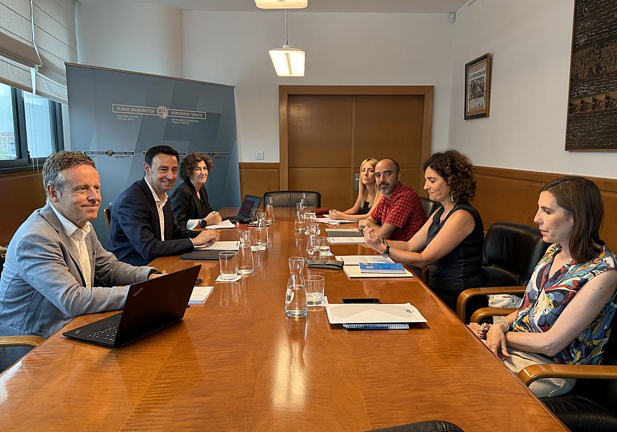 ELA y LAB advierten de que la propuesta del Gobierno vasco para el salario mínimo solo beneficia a 10.000 personas