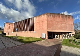 El edificio está situado en la céntrica avenida Landako.