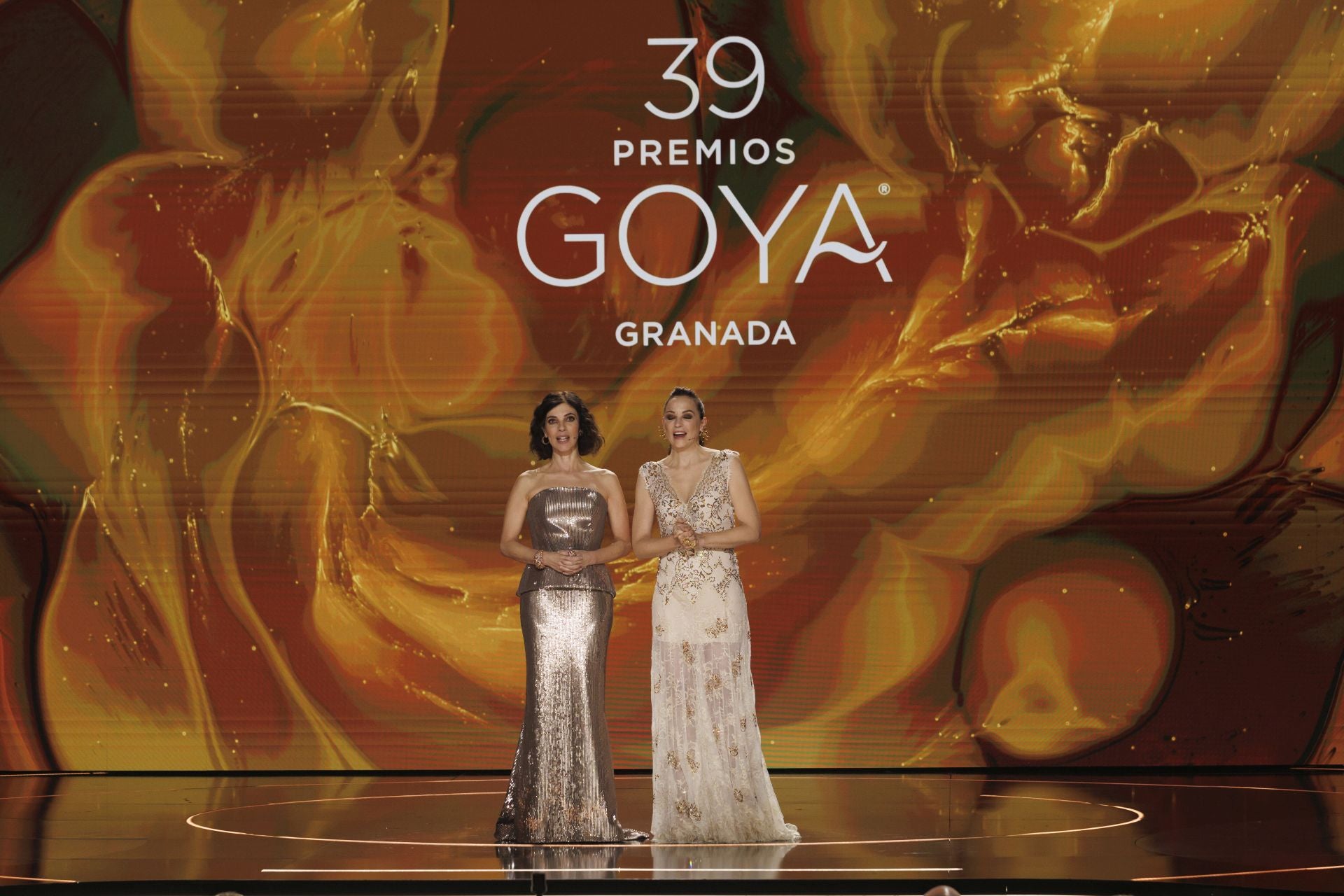 Las actrices Maribel Verdú (i) y Leonor Watling (d) durante la gala de entrega de la 39º edición de los Premios Goya, en el Palacio de Exposiciones y Congresos de Granada, a 8 de febrero de 2025.