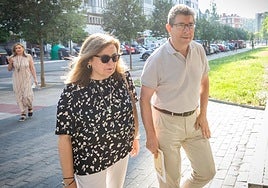 Iñaki Gurtubai se dispone a acceder al Palacio de Justicia de Vitoria.