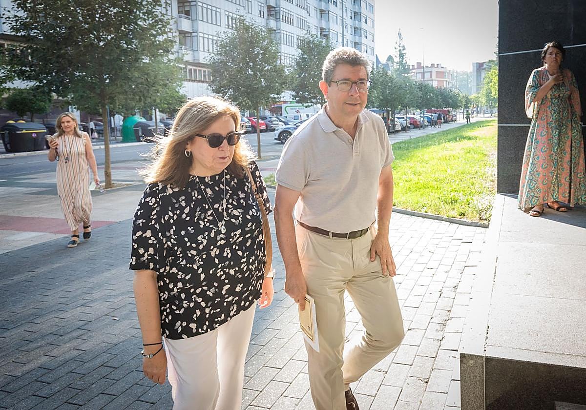Iñaki Gurtubai se dispone a acceder al Palacio de Justicia de Vitoria.
