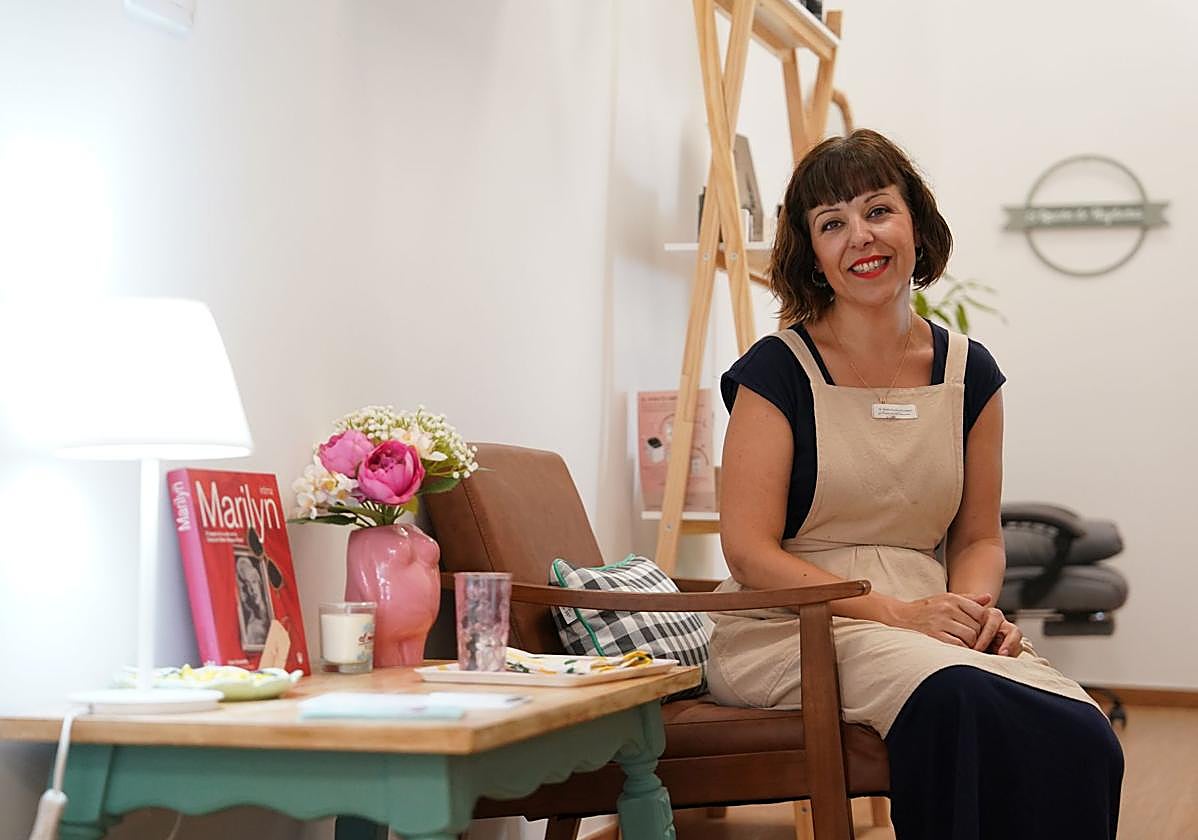 De maquilladora en series en Madrid a abrir un centro de estética en Santutxu donde vende muebles restaurados por ella.