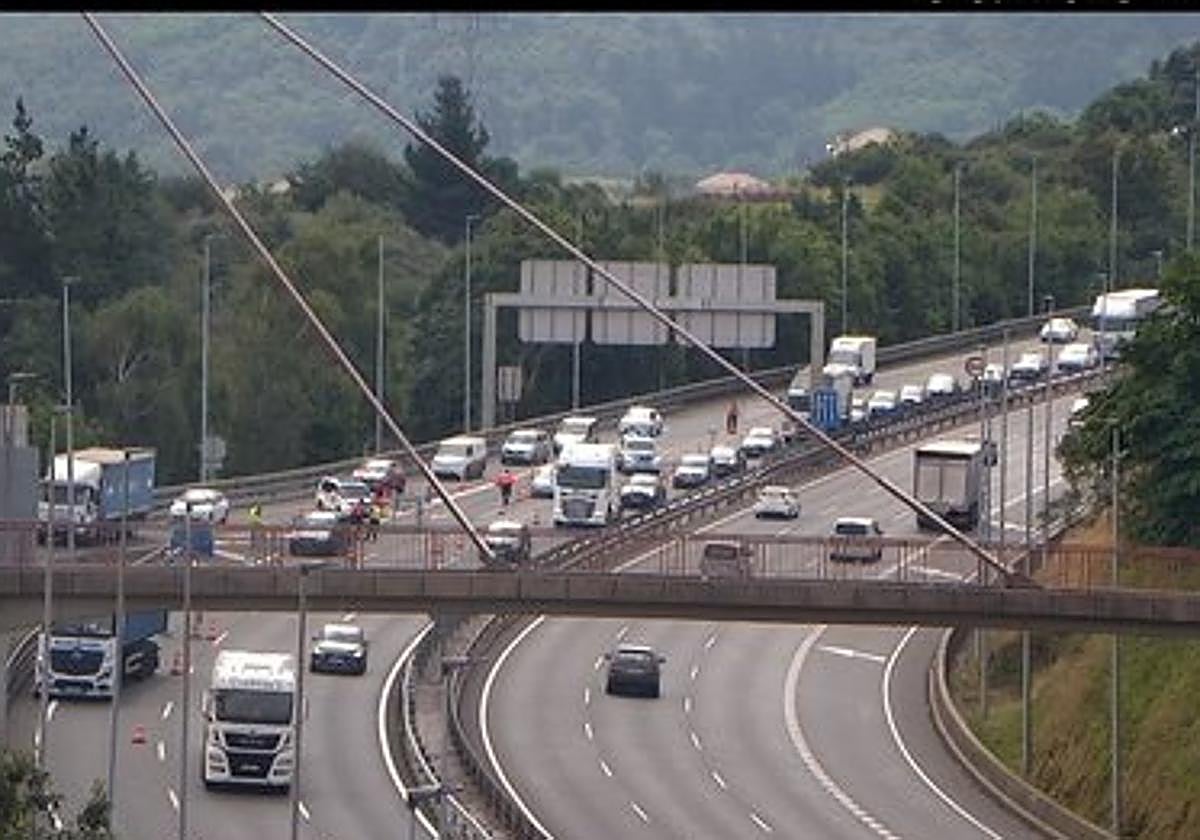 Tres kilómetros de retenciones en el Txorierri tras un accidente entre un camión y dos coches