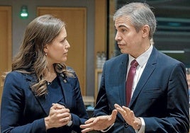 El secretario de Estado español para la UE, Fernando Sampedro, conversa ayer con la ministra danesa de Asuntos Europeos, Marie Bjerre